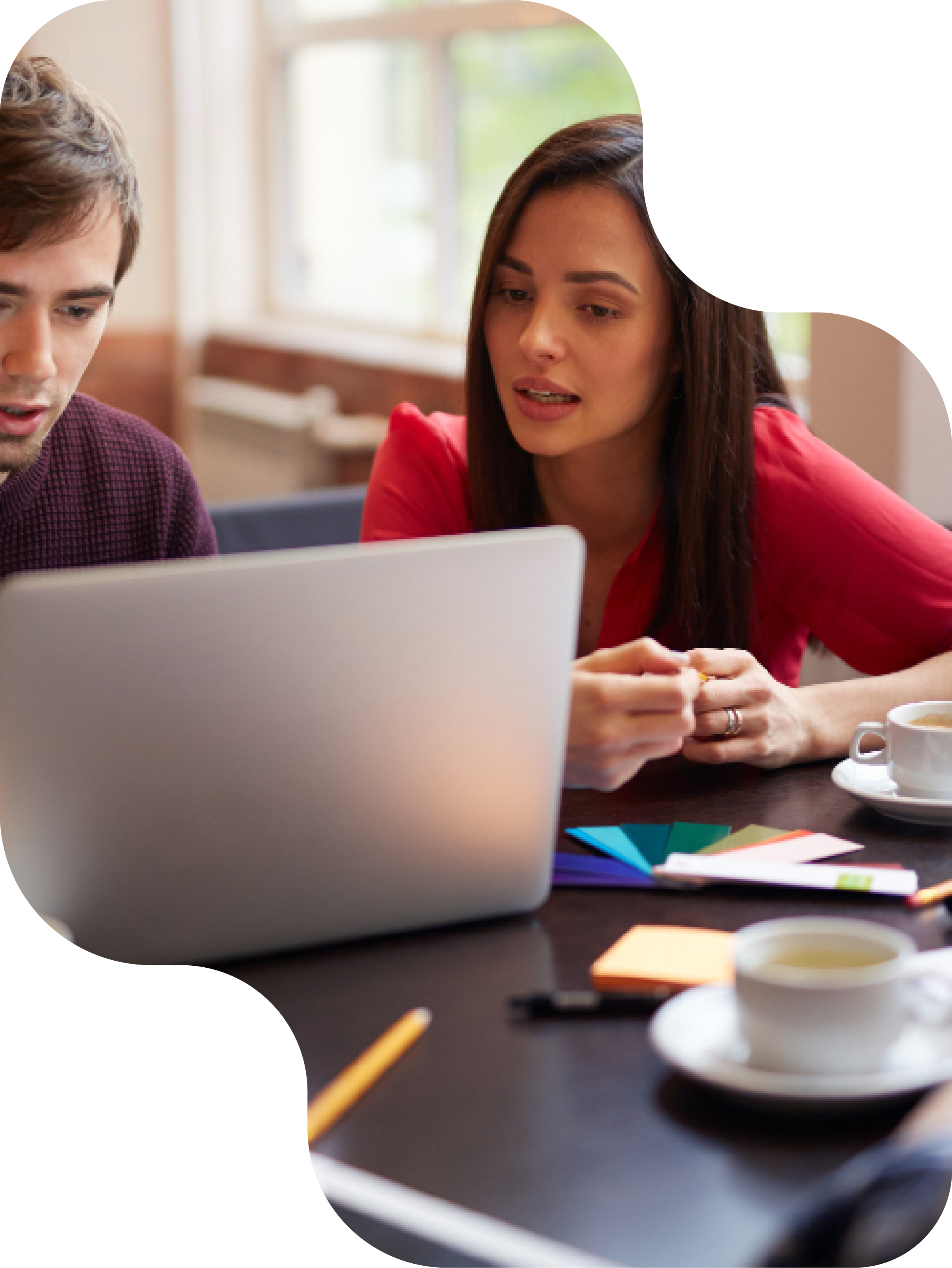 dos universitarios reunidos por un trabajo